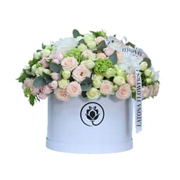 Цветы в большой шляпной коробке "Mariell" с белыми пионовидными розами