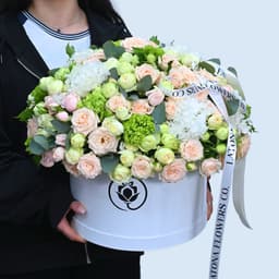 Цветы в большой шляпной коробке "Mariell" с белыми пионовидными розами