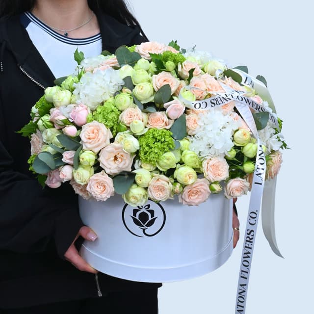Մեծ Տուփով ծաղիկներ "Mariell" կաթնագույն պիոնանման վարդերով