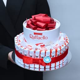 Подарочная композиция с Raffaello и Kinder