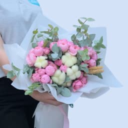 Букет SOFITEL с пионовидными розами и хлопком