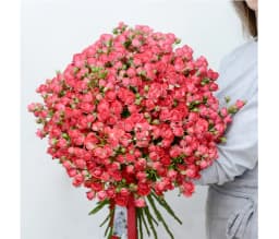 Букет из красных кустовых роз