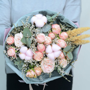 Bouquet ‹ROSE DREAM› with peony roses and cotton